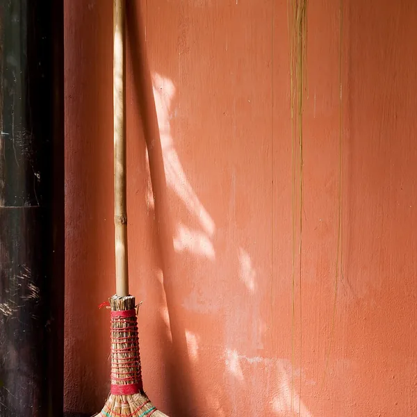 Hand broom